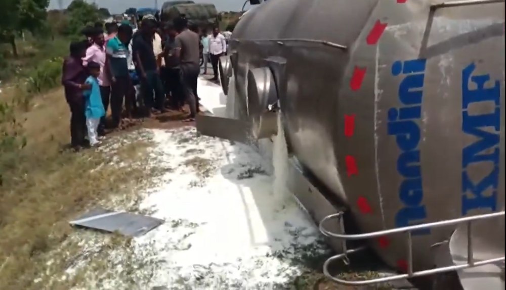 Un camion cu 21.000 de litri de lapte s-a răsturnat în India. Localnicii au venit cu bidoanele