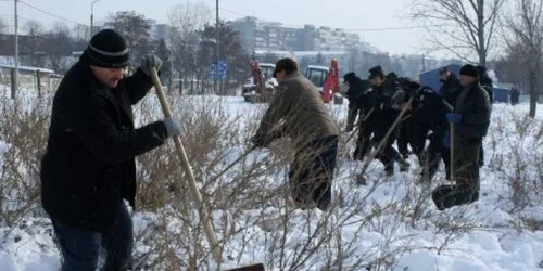 Jandarmii răscolesc perimetrul