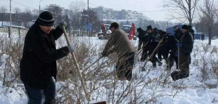 Jandarmii răscolesc perimetrul