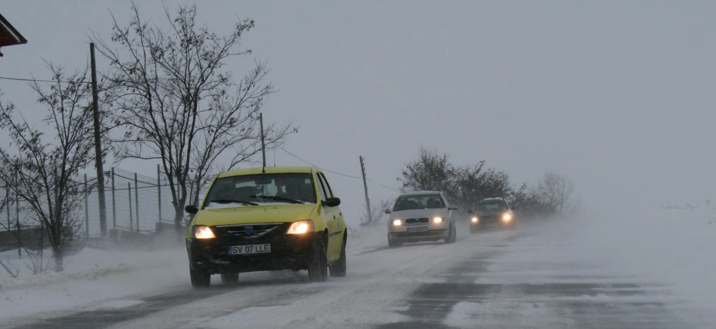 Circulaţia rutieră s-a desfăşurat cu greutate pe mai multe drumuri judeţene. Foto: Sandrinio Neagu