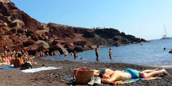 Plaja roşie din Santorini - Grecia denumire preluată de la stâncile care o înconjoară bogate în minereuri de fier Foto Daciana Stoica