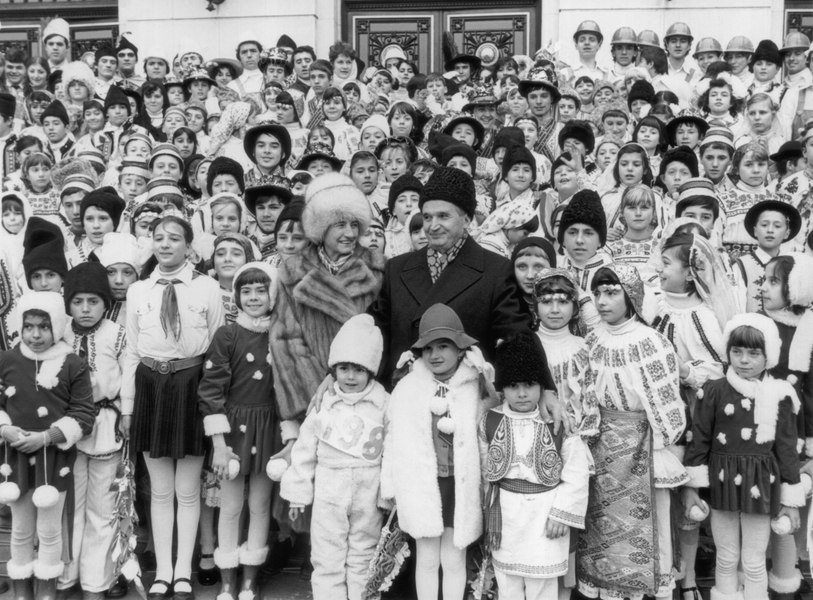 Povești din Scânteia comunistă de Ziua Femeii: „Sărut mâna, Țesătoare!” sau revenirea la condiția de „fabrică de copii” 