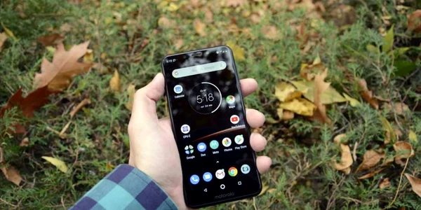 Motorola One FOTO Adrian Pogîngeanu