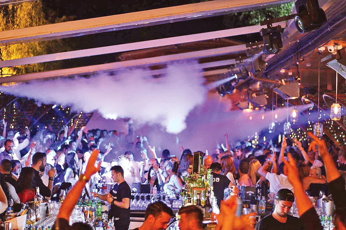 Atmosferă electrizantă în cluburi