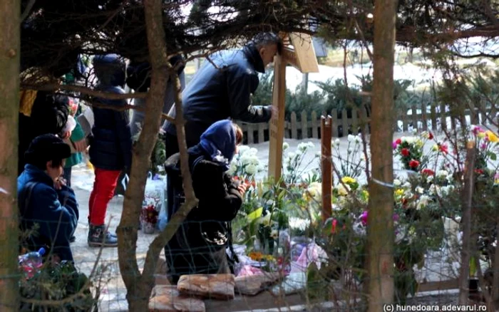 Pelerenii vin în număr mare să se roage la mormântul lui Arsenie Boca