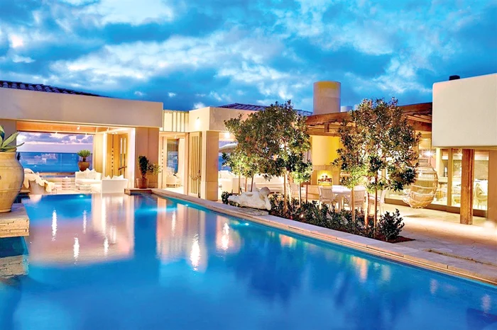 Piscina, o alternativă plăcută de  relaxare pentru o bălăceală în ocean