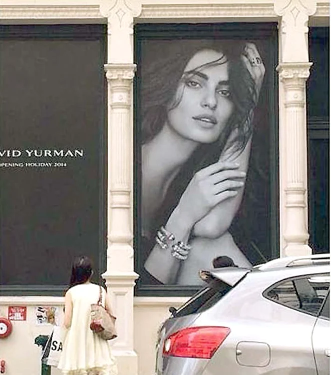 Catrinel Menghia -  New York. Americanii se holbează  cum face Catrinel reclamă  la bijuteriile David Yurman