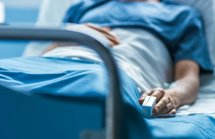 Un bărbat a supraviețuit miraculos după zece zile cu hernie strangulată și septicemie. Chirurg: „Intestinul era necrozat, infecția deja extinsă”