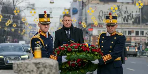Iohannis a depus o coroană de flori în Piaţa Universităţii în memoria victimelor Revoluţiei FOTO presidency.ro