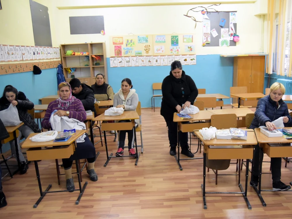 Persoane adulte care învaţă să alfabetul                                     FOTO Primăria Constanţa