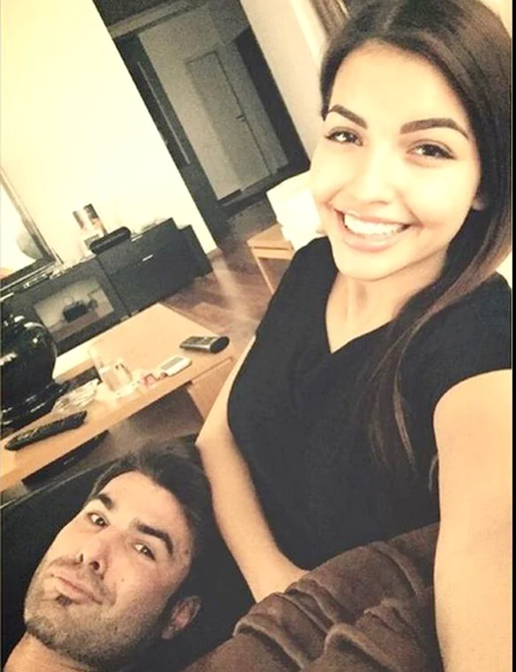 ”Briliantul” a publicat, recent, pe un site de socializare o fotografie cu el şi noua lui iubită, Sandra, într-un cadru intim, în apartamentul lui