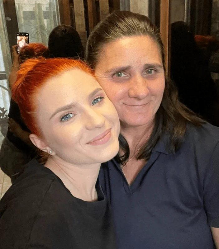 Cristina Ciobănașu, alături de mama ei biologică / foto: arhivă personală