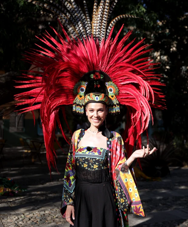 Irina Fodor, cu o coroană mexicană de pene, pe cap, la America Express