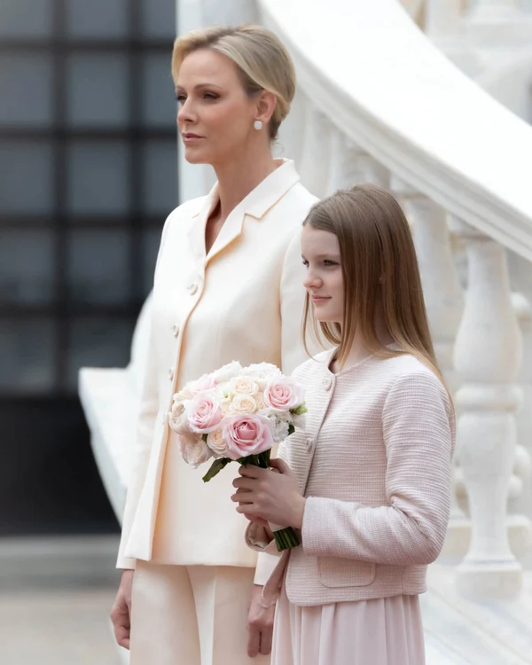 Prințesa Charlene de Monaco și Gabriella Facebook jpg