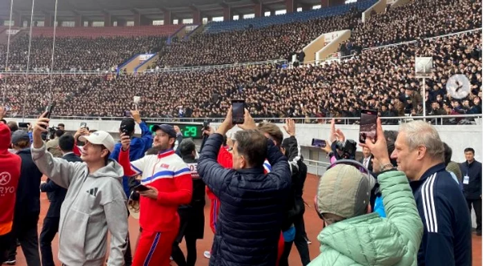 50.000 de oameni i-au așteptat cuminți în tribune pe alergători