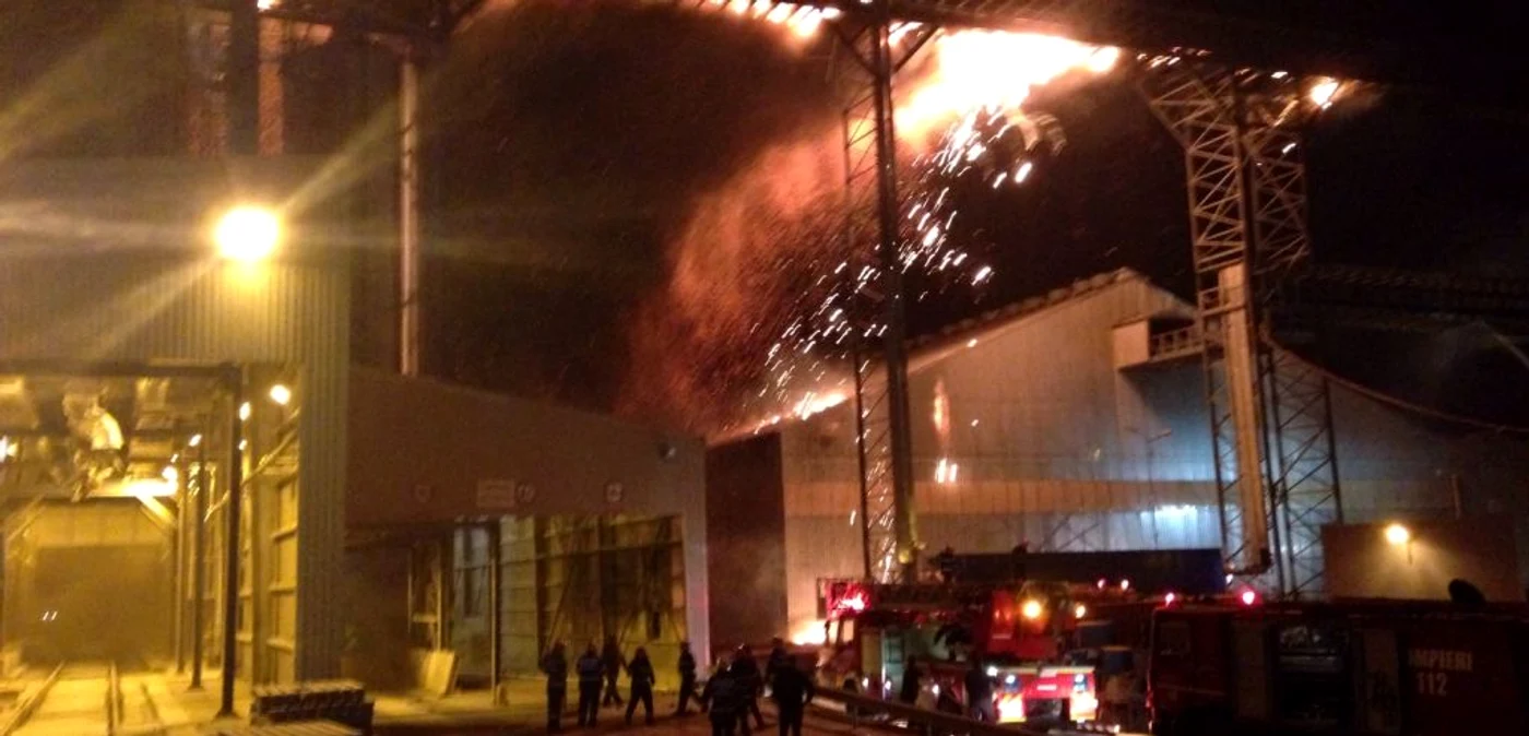 Incendiu masiv în Portul Constanţa. FOTO Viorel Matei