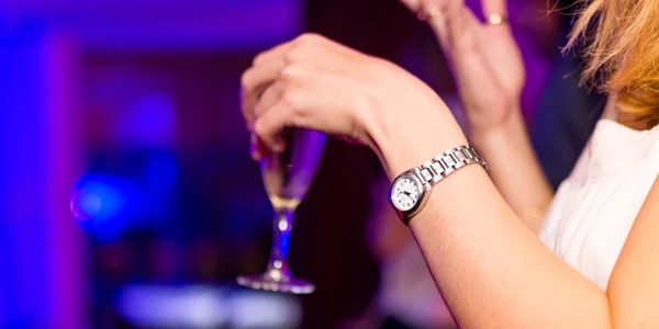 petrecere femie alcool foto pixabay