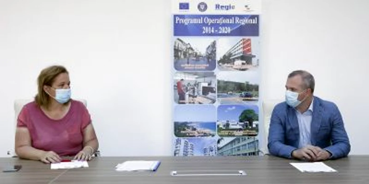 Luminiţa Mihailov şi primarul Ionuţ Pucheanu la semnarea contractului Foto Primăria Galaţi