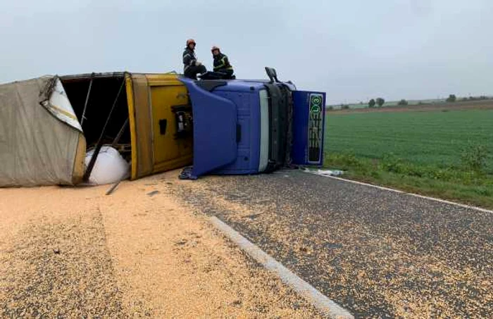 Pompierii au repus autocamionul pe roţi după câteva ore Foto: ISU Brăila