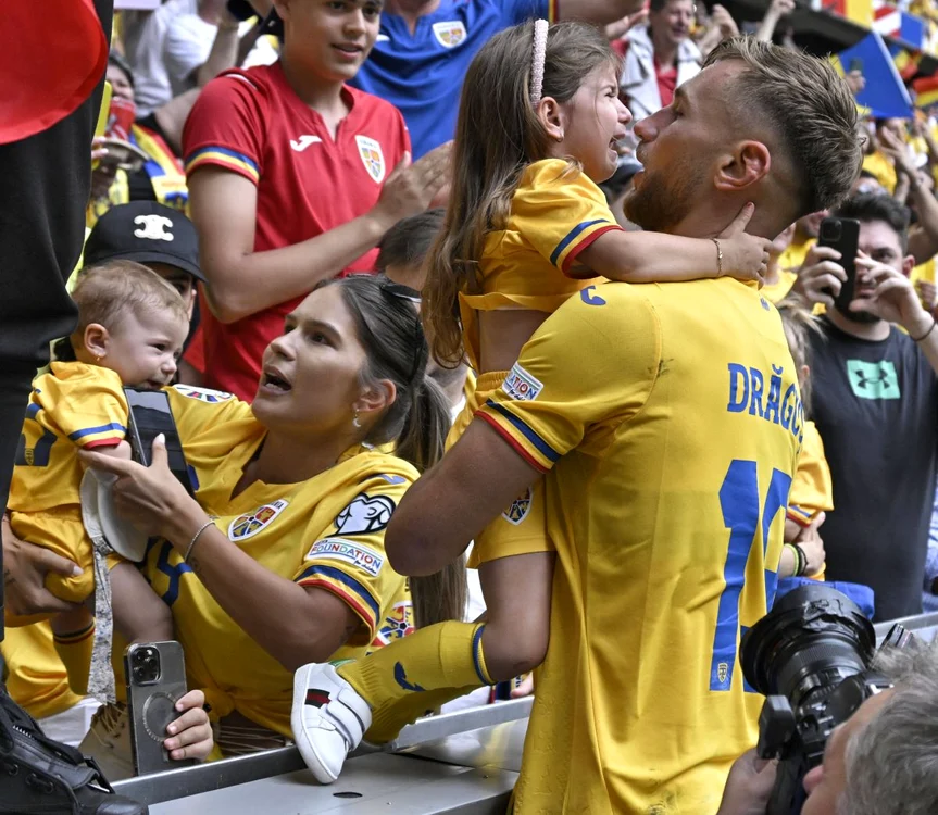 Drăguș și familia lui, după victoria cu Ucraina (FOTO: Profimedia)