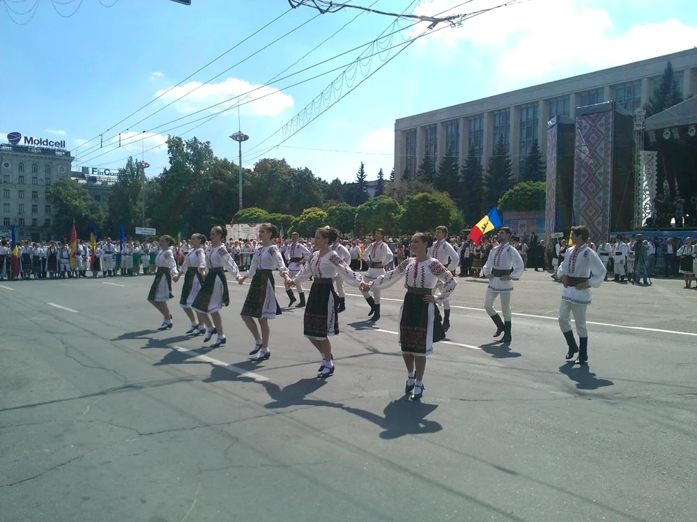 Peste 30 de ansambluri folclorice au prezentat dansuri şi porturi populare din toate regiunile Republicii Moldova Foto: Andrei Rizescu