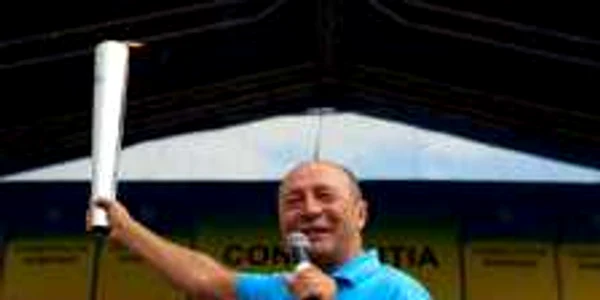  Tricoul bleu şi flacăra democraţiei au fost simbolurile pe care Traian Băsescu a mizat în campanie