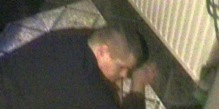 Unul dintre tinerii reţinuţi de poliţişti