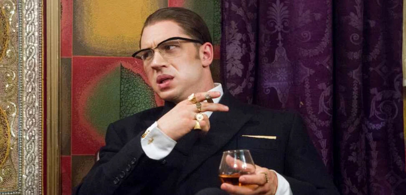 Tom
Hardy spune povestea unora dintre cei mai cunoscuţi infractori
britanici, gemenii Reggie şi Ronnie Kray, în dublu rol FOTO
cinemagia.ro
