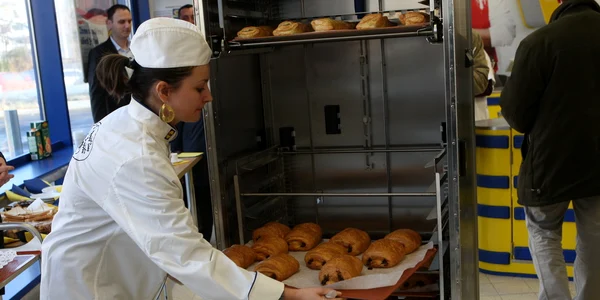 Clienţii pot alege şi produse de patiserie