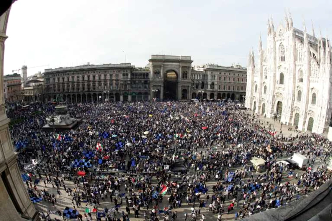 
    Fanii interişti au sărbătorit titlul în piaţa Domului din Milano EPA  