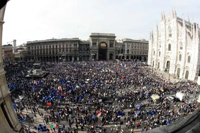 
    Fanii interişti au sărbătorit titlul în piaţa Domului din Milano EPA  