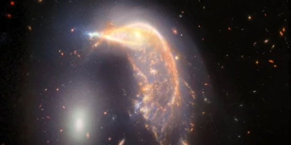 Telescopul spațial James Webb a surprins o imagine incredibilă cu două galaxii  Foto Captură video YouTube jpg