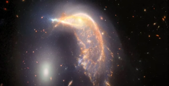 Imaginea cu cele două galaxii.