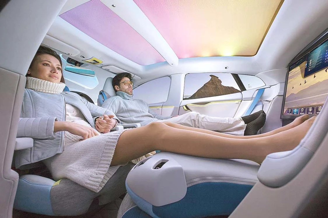 
    Automobilul se face sufragerie în  care te uiţi la filme, în timp ce „zboară” cu 120 km pe oră fără şofer (Fotografii: guliver/ REXfeatures)  