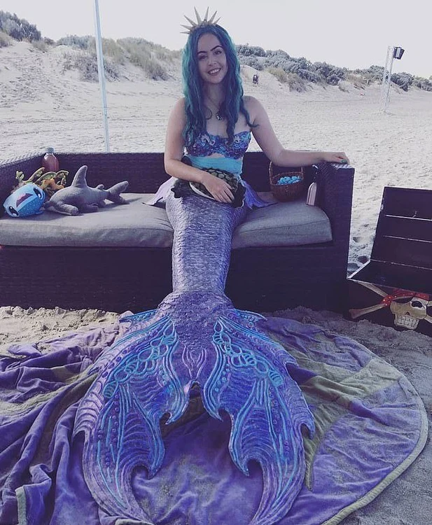 După ce se îmbracă în sirenă, tânăra trebuie dusă pe brațe la bazin pentru că nu se poate mișca