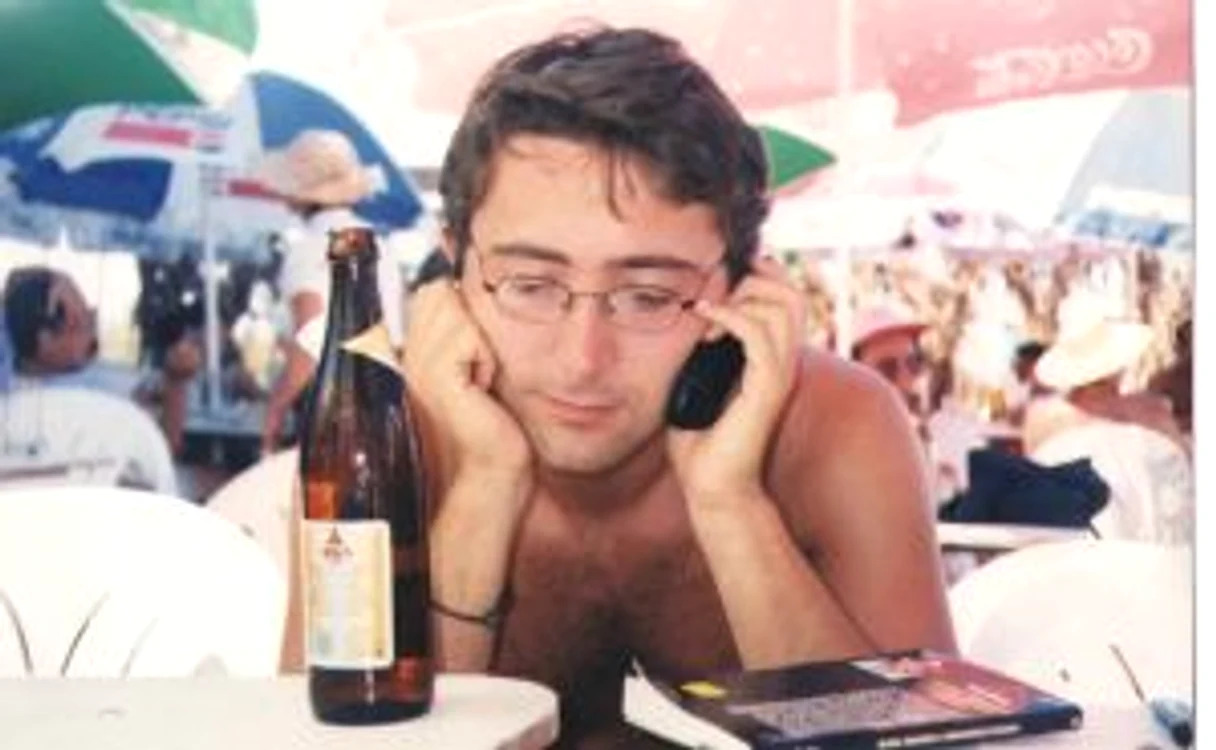Tudor Giurgiu şi reţeta relaxării: plajă, bere, o carte de Petre Barbu şi un Nokia 5110