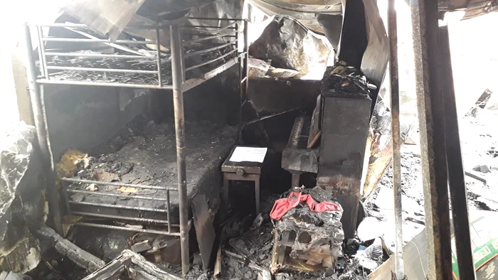 Containerul în care dormeau și unde Cristian cânta la pian, după incendiul din ianuarie 2025