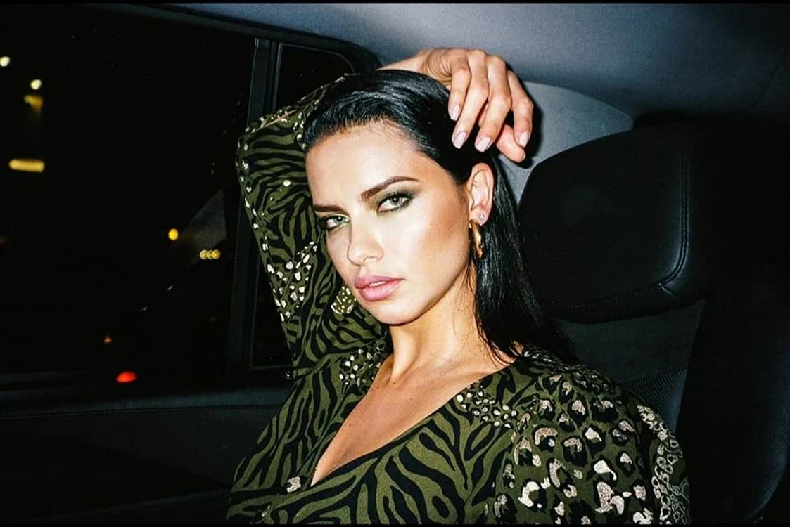 Adriana Lima, apariție de senzație la Cannes! Și-a lăsat burtica la vedere într-o rochie fabuloasă