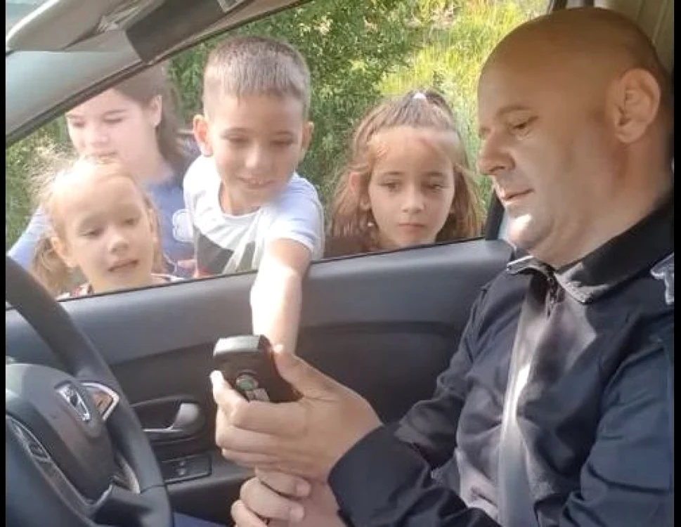 Poliţistul a reuşit să aducă bucuria pe chipurile copiilor FOTO Captură Video