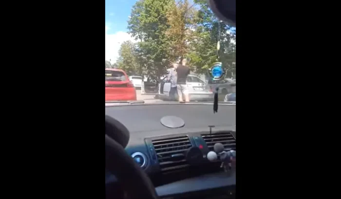 Momentul când șoferul de 77 de ani îl lovește pe taximetrist FOTO captură video GSDG
