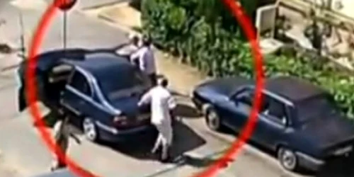 Bătaie în plină stradă între doi poliţişti locali şi un craiovean 