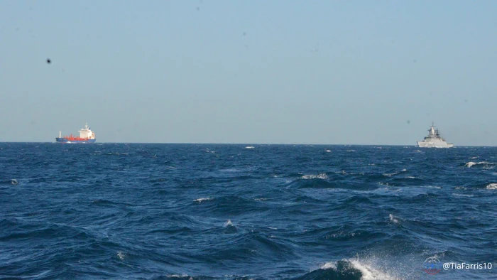 Petrolier rusesc escortat prin Canalul Mânecii FOTO @TiaFarris10