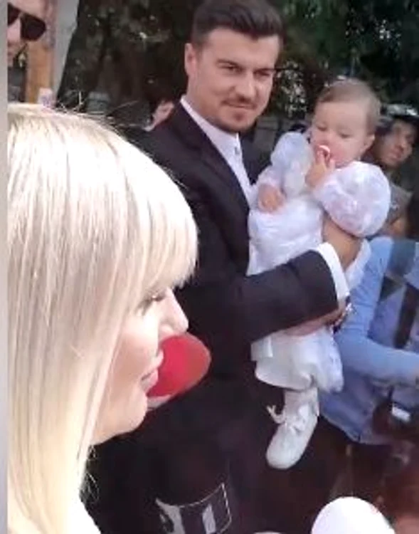 Micuța Eva Maria a stat în brațele tatălui înainte de a intra în biserică