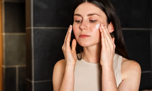 fata care isi face rutina de ingrijire(1) jpg