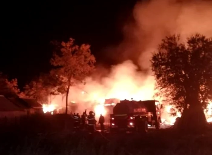 Incendiu a distrus o întreagă gospodărie FOTO ISU Ialomița