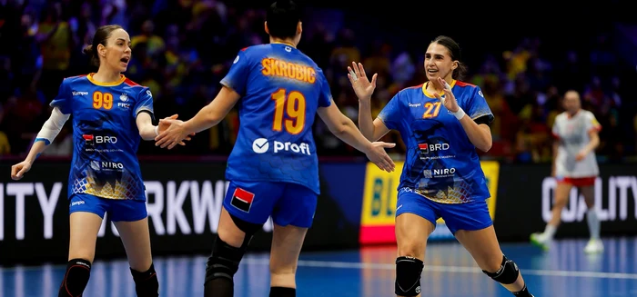 Fetele, la meciul cu Danemarca FOTO FRH