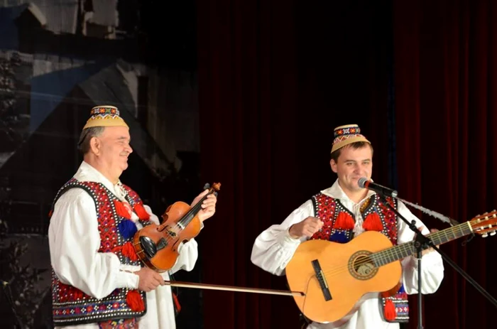 Stean Peteuş şi fiul său, Andrei, pe aceeaşi scenă Foto: Facebook Andrei Petreuş