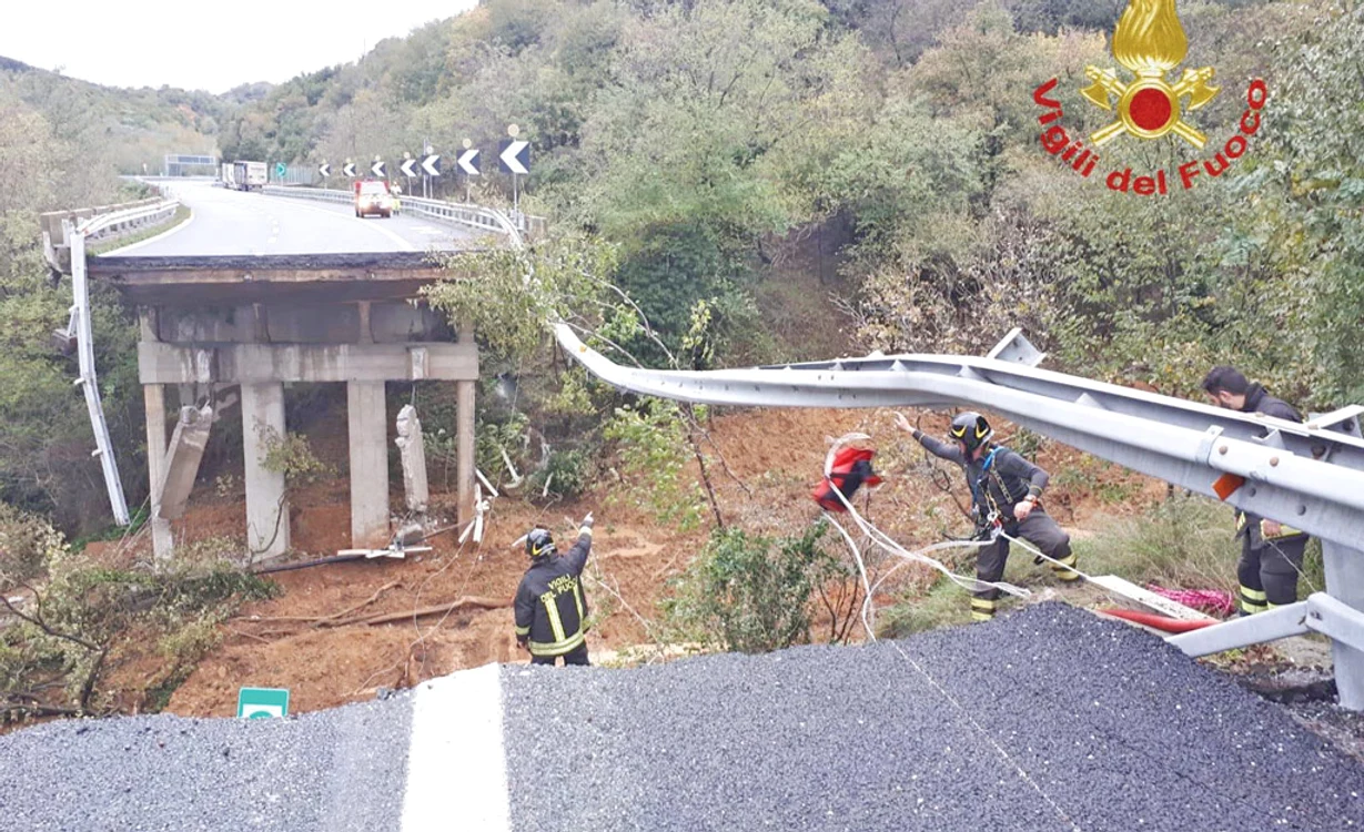 
    Italia. 30 de metri de  pod, distruşi de  o alunecare  de teren din  Savona, Italia   