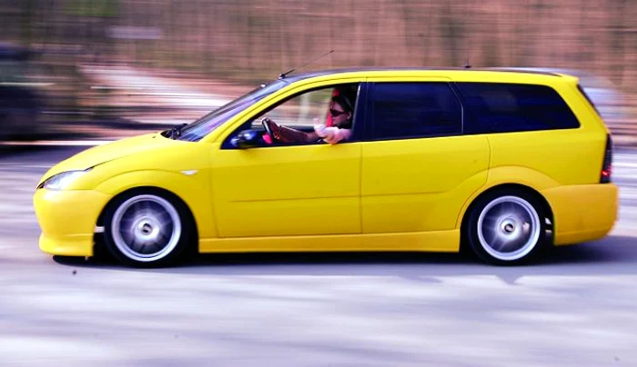 
    Motorul nu e schimbat încă,  aşa că nu e foarte puternic.  Maşina atrage atenţia datorită  aspectului. Nu e “zgomotoasă”  