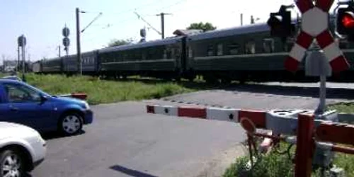 Bacău: Sport extrem pentru şoferi, jocul cu trenul